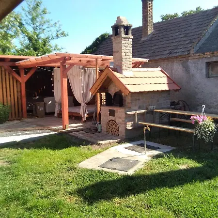 Hajni Vendeghaz Villa *